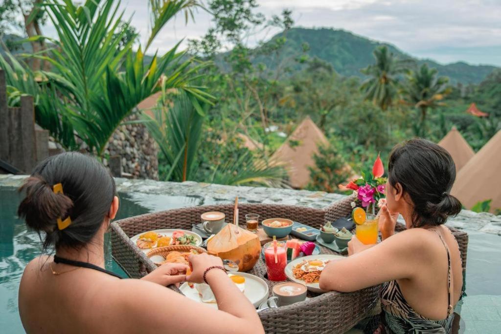 Wapa di Ume Sidemen Sidemen (Bali) Exterior foto A meal at a resort in Bali, Indonesia