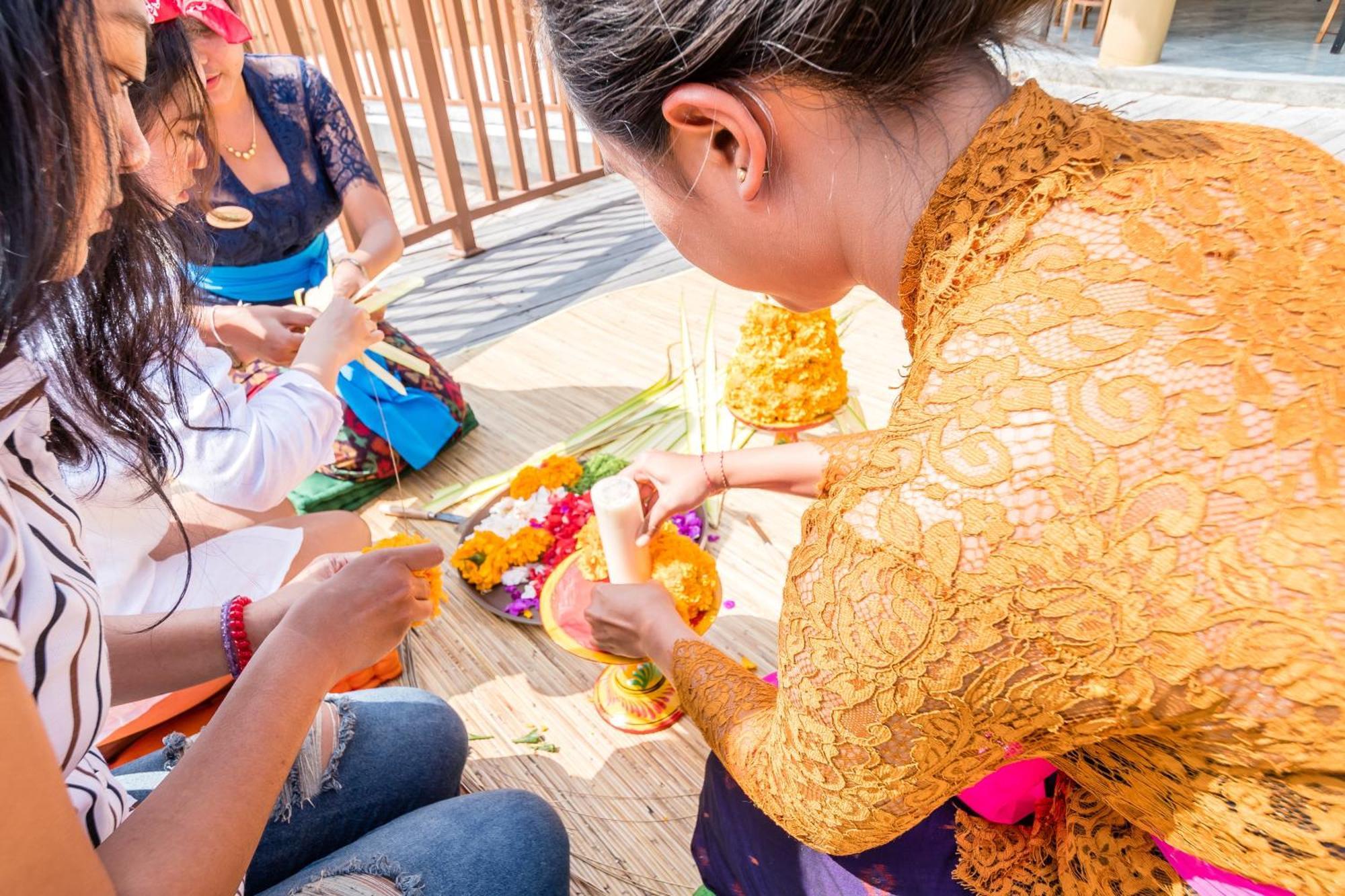 Wapa di Ume Sidemen Sidemen (Bali) Exterior foto Thai women making a Thai flower garland
